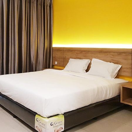 Oyo 90015 Platinum Guest House Medan Buitenkant foto