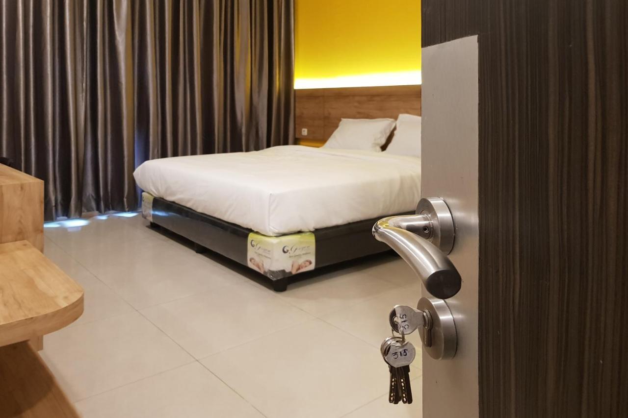 Oyo 90015 Platinum Guest House Medan Buitenkant foto