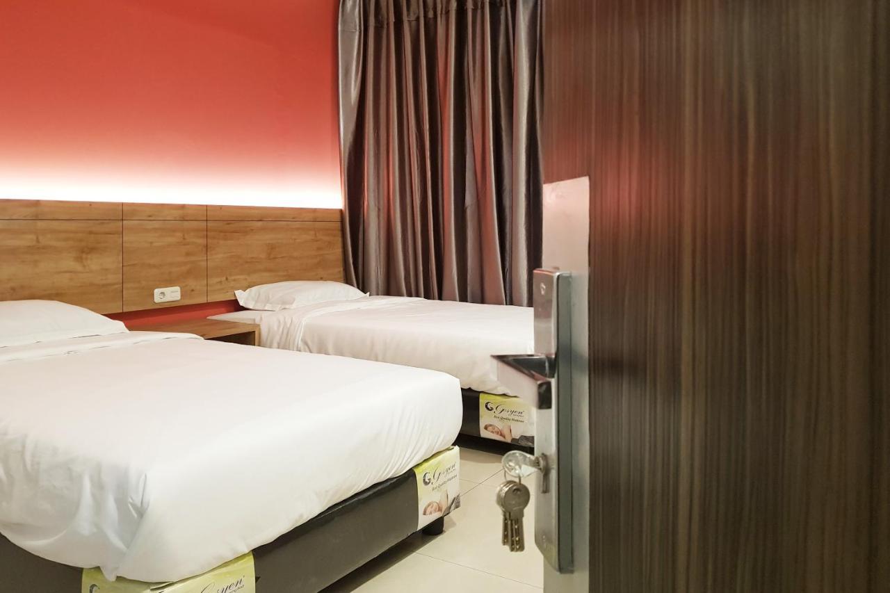 Oyo 90015 Platinum Guest House Medan Buitenkant foto