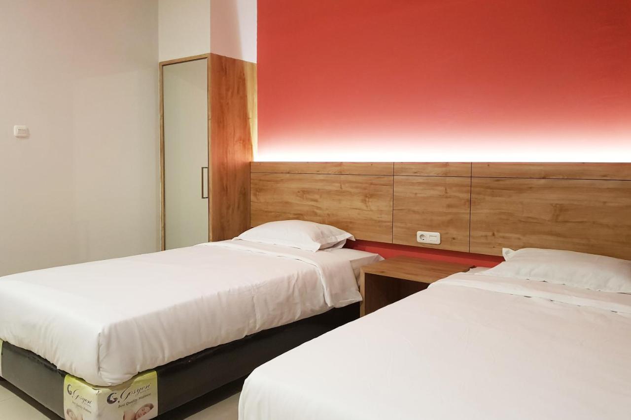 Oyo 90015 Platinum Guest House Medan Buitenkant foto