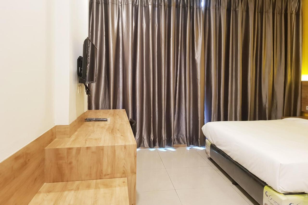 Oyo 90015 Platinum Guest House Medan Buitenkant foto